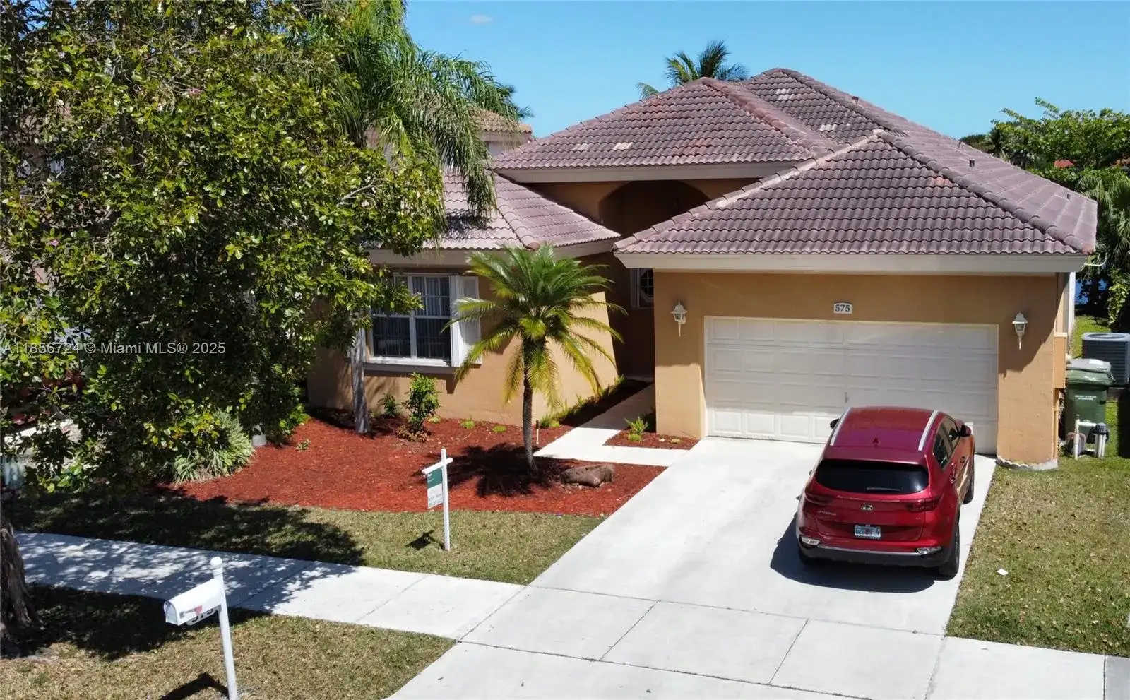 575 SE 29th Dr, Homestead FL 33033 photo 2