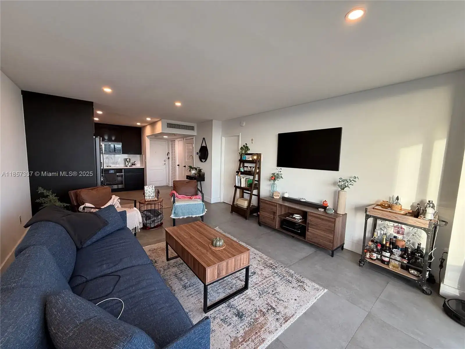3625 N Country Club Dr, Aventura FL 33180 photo 4