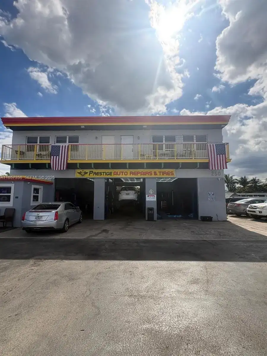 250 NE 44th St, Oakland Park FL 33334 photo 3