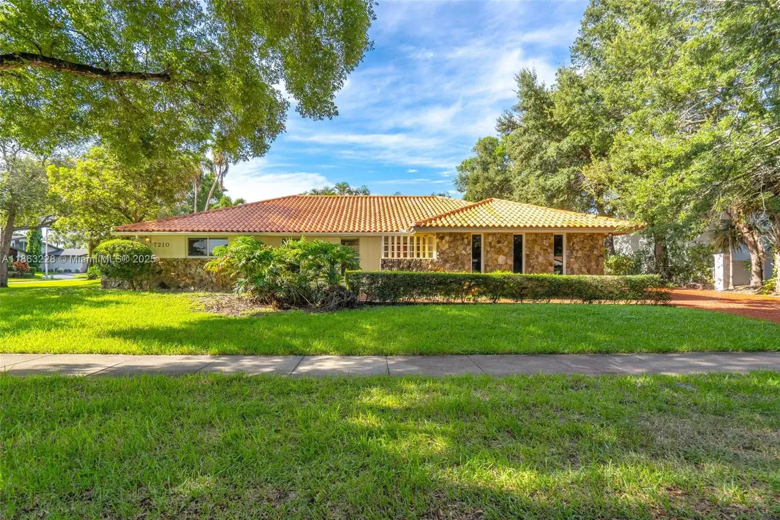 7210 W Troon Cir, Miami Lakes FL 33014 photo 2