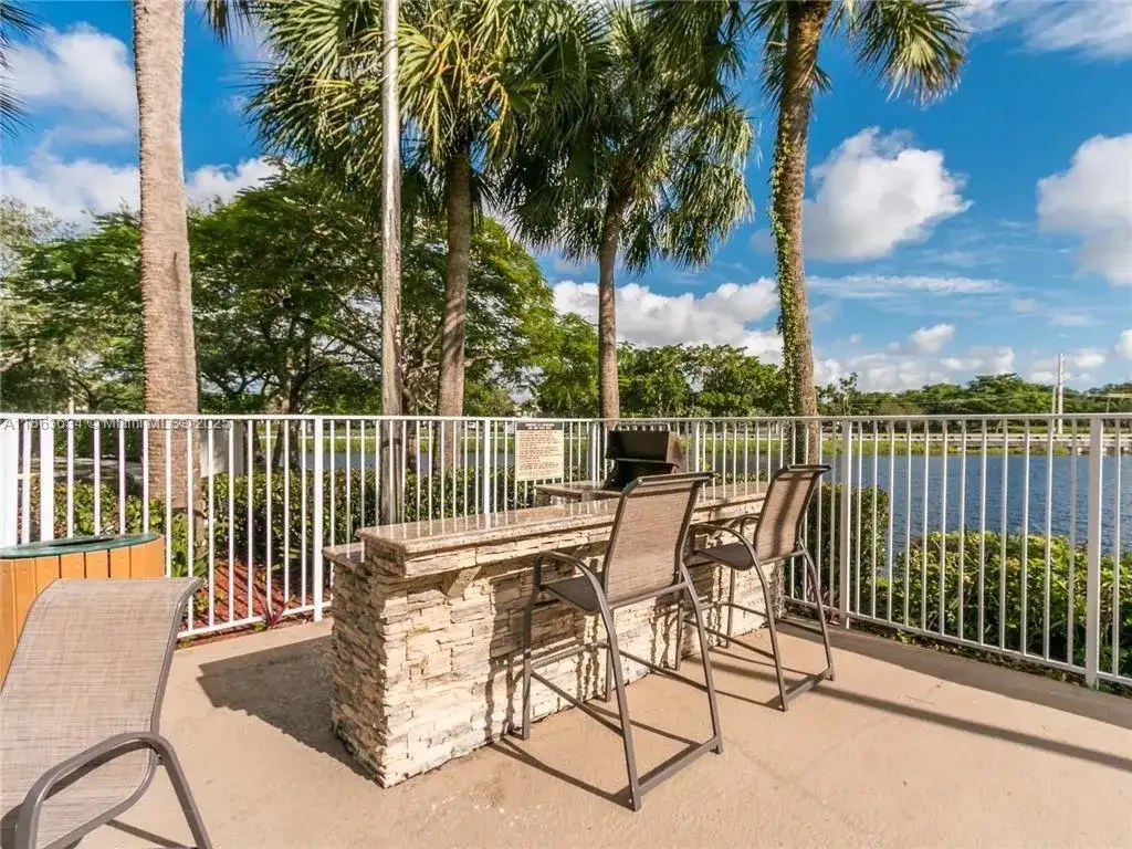 145 SW 96th Ter, Plantation FL 33324 photo 2