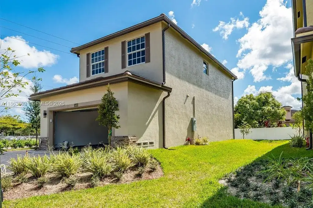 5400 NW 57th Ct, Tamarac FL 33319 photo 2