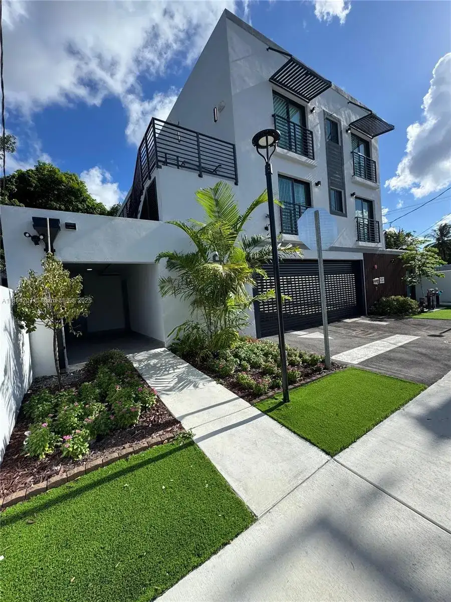 2782 NW 46th St, Miami FL 33142 photo 5