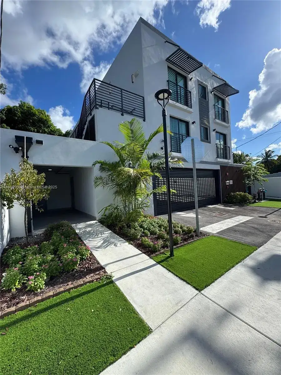 2782 NW 46th St # 5, Miami FL 33142 photo 2