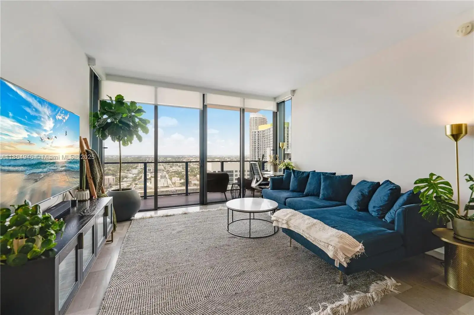 88 SW 7th St # 2910, Miami FL 33130 photo 2
