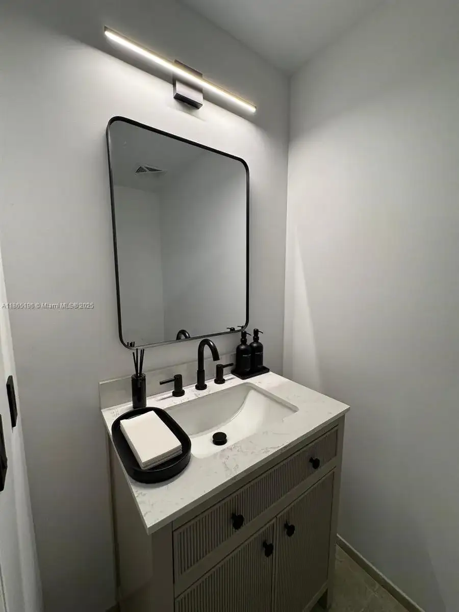 60 SW 13th St # 1406, Miami FL 33130 photo 4