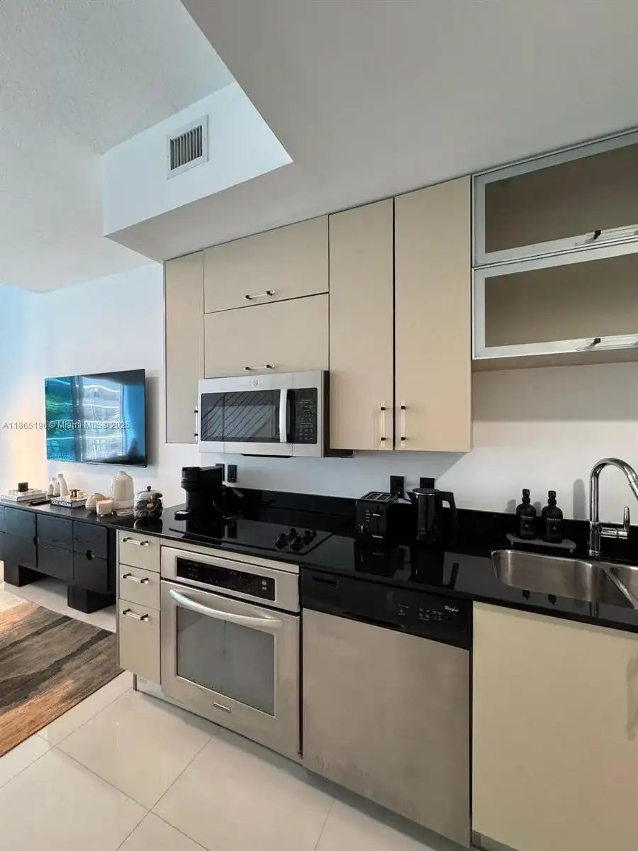 60 SW 13th St # 1406, Miami FL 33130 photo 5