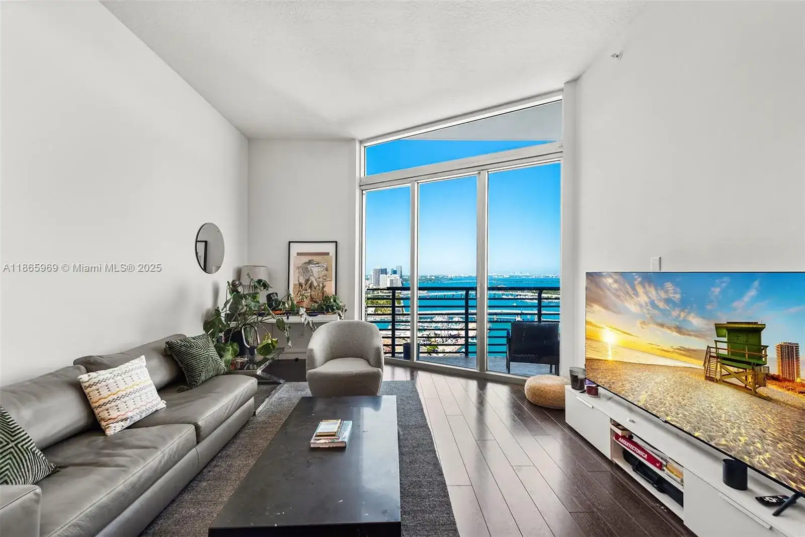 335 S Biscayne Blvd # 10, Miami FL 33131 photo 2
