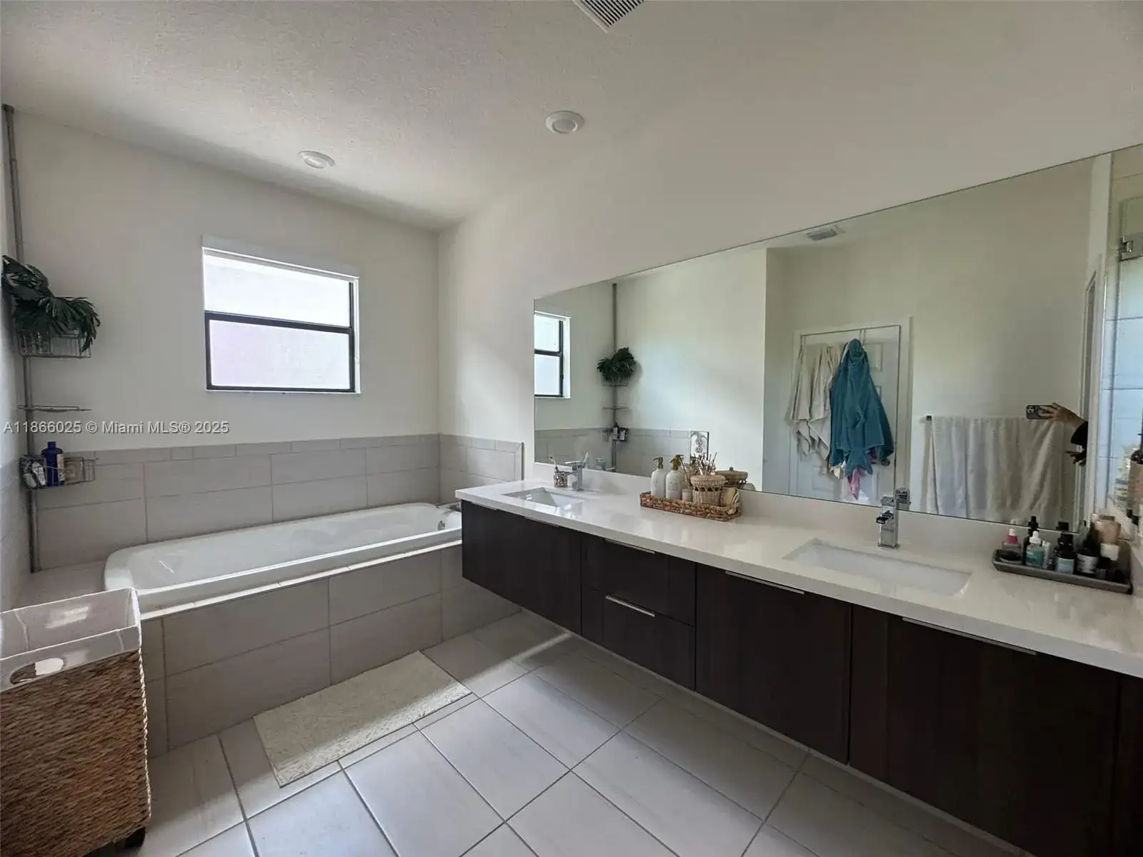 10240 NW 76th Ter, Doral FL 33178 photo 4