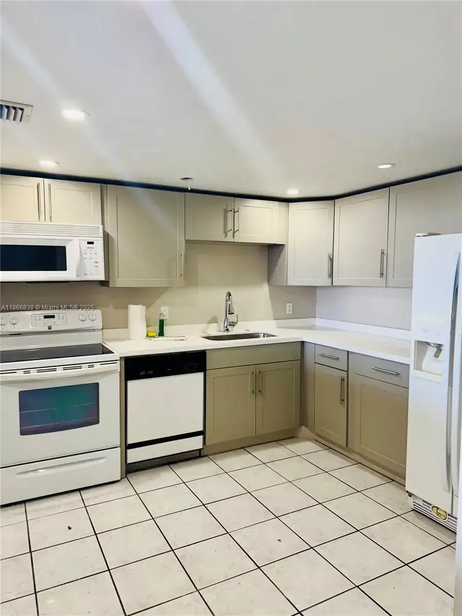 13499 Biscayne Blvd # 606, North Miami FL 33181 photo 2