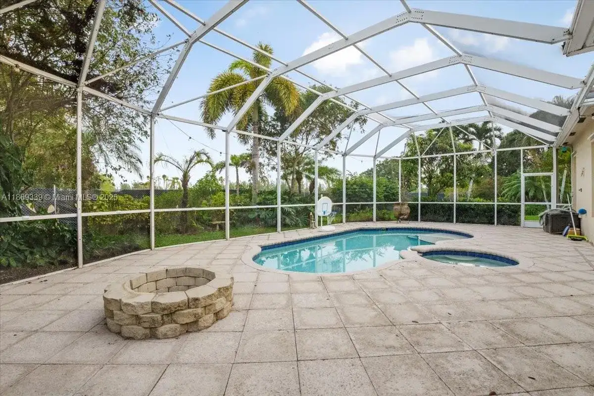 2813 Augusta Ln, Homestead FL 33035 photo 2