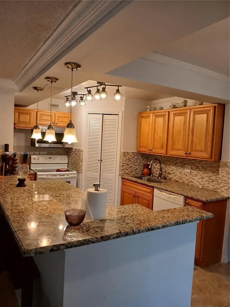 3750 Inverrary Dr # 1Z, Lauderhill FL 33319 photo 2