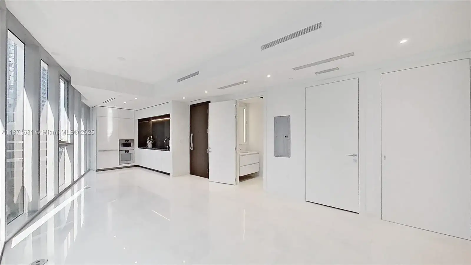300 Biscayne Blvd Way # 506, Miami FL 33131 photo 2