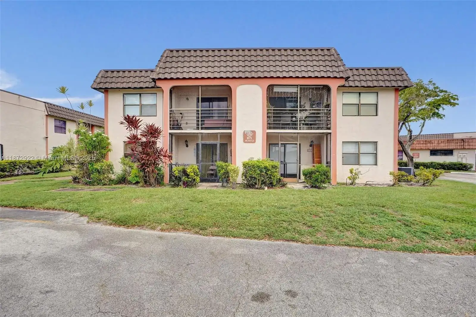 871 NE 207 LN # 15, Miami FL 33179 photo 3