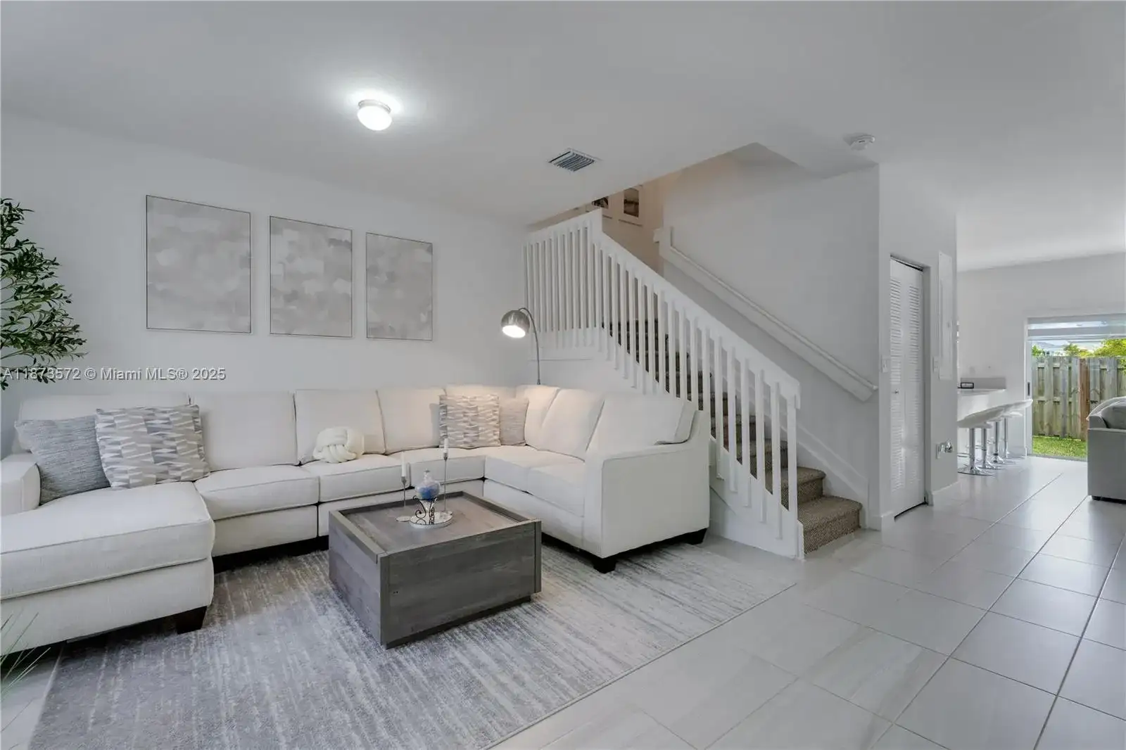 413 NW 12th Pl, Florida City FL 33034 photo 2