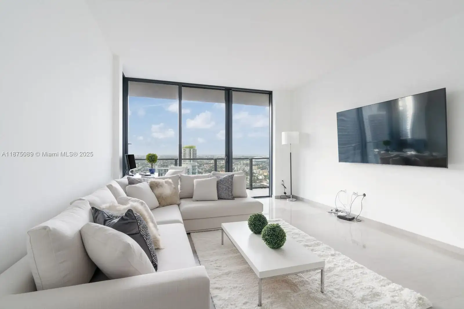 68 SE 6th St # 3706, Miami FL 33131 photo 4