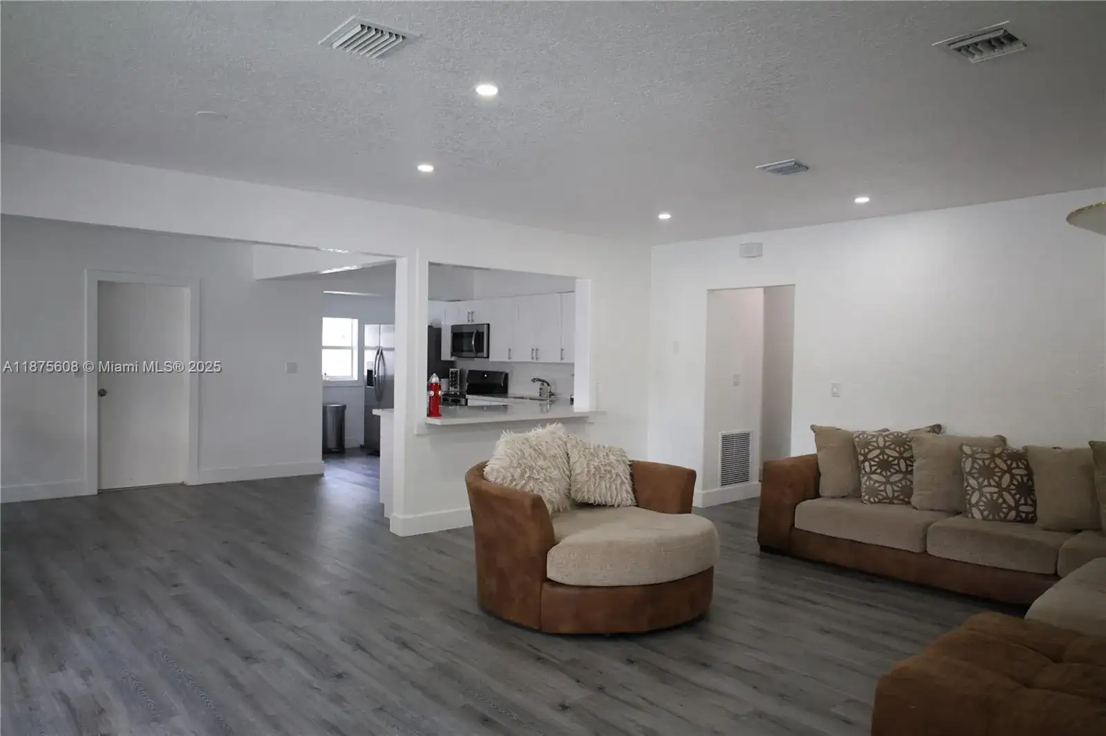 181 NE 121st St, North Miami FL 33161 photo 2