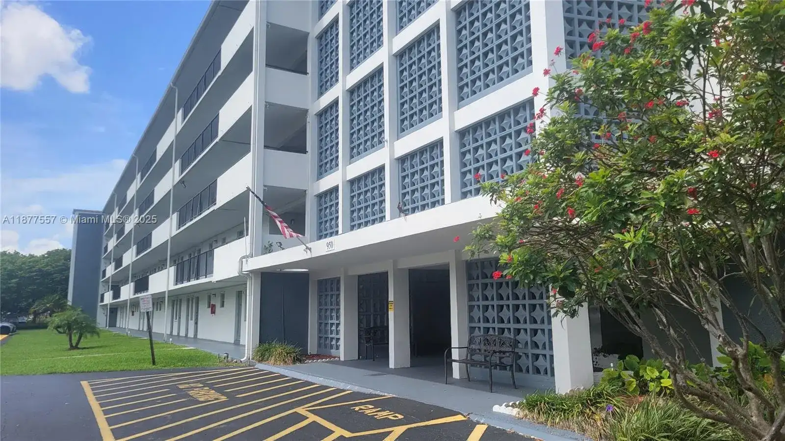 950 Hillcrest Dr # 302, Hollywood FL 33021 photo 2