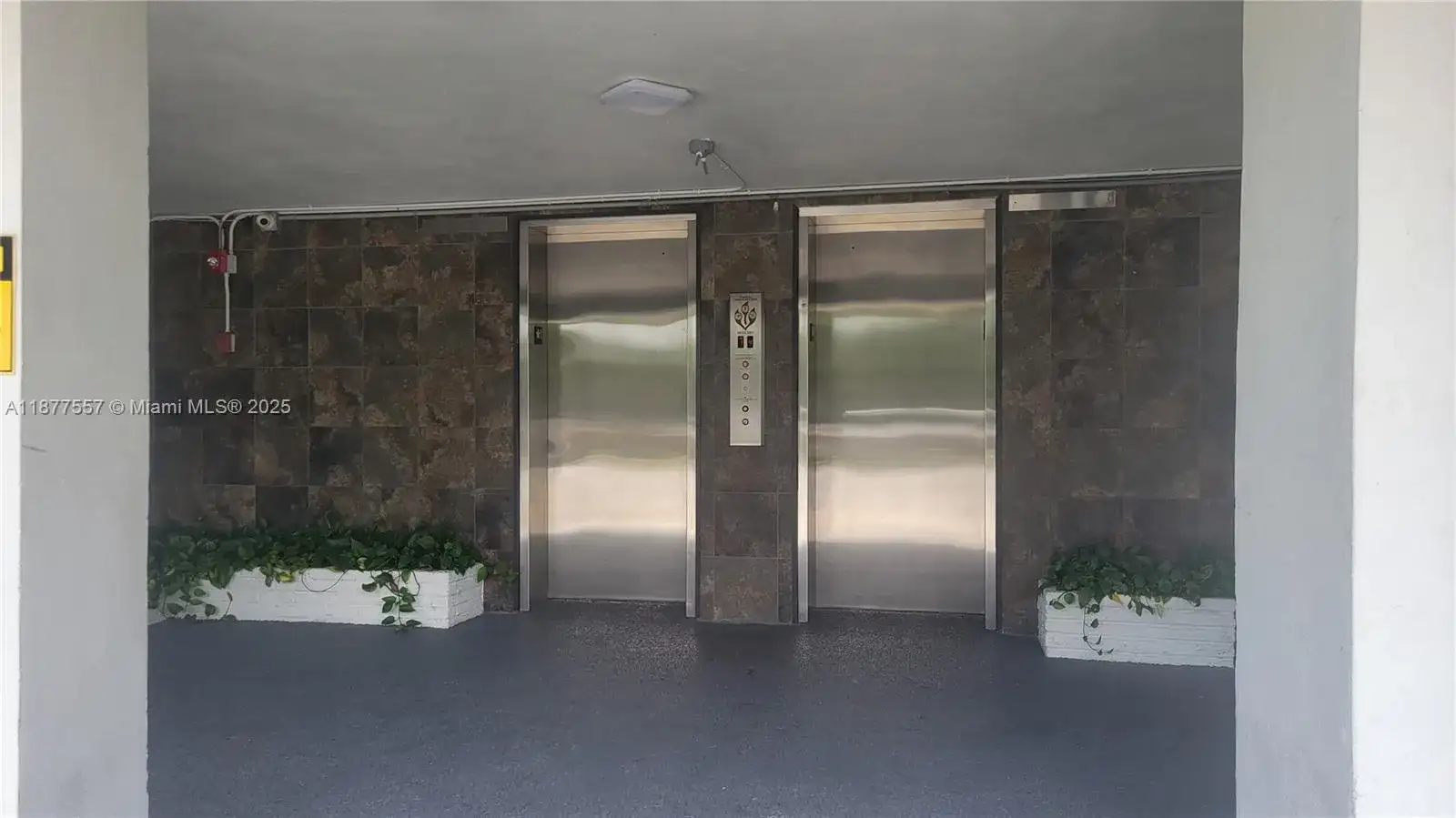 950 Hillcrest Dr # 302, Hollywood FL 33021 photo 4