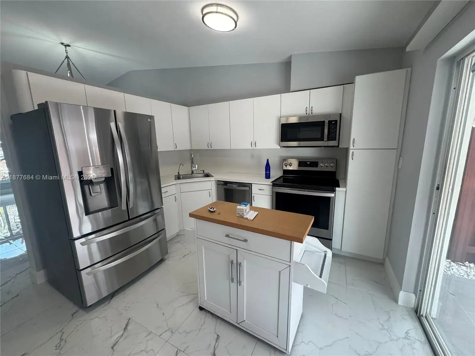 7684 NW 179th St, Hialeah FL 33015 photo 2