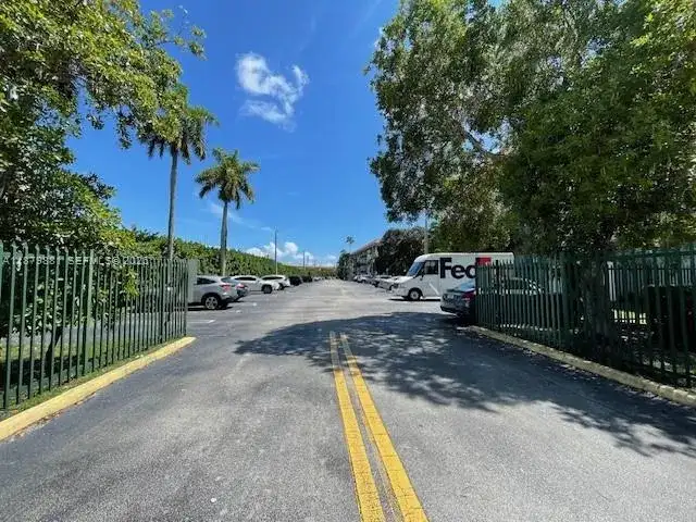 8107 SW 72nd Ave # 423E, Miami FL 33143 photo 4