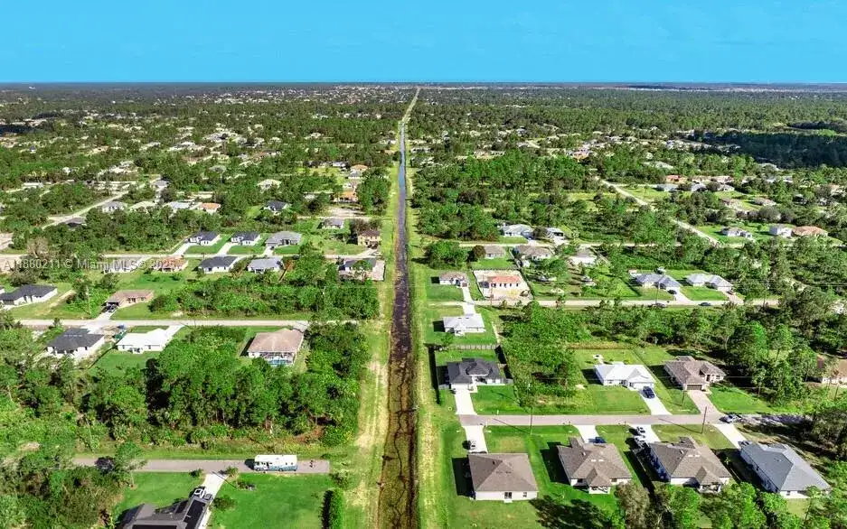 676 Sabrina Ct, Lehigh Acres FL 33972 photo 3