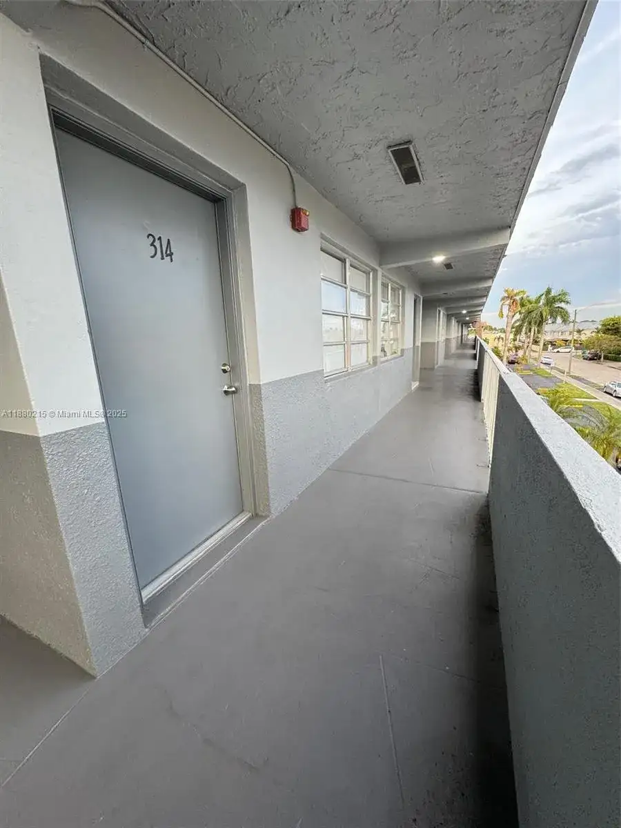 11195 SW 1st St # 314, Sweetwater FL 33174 photo 3