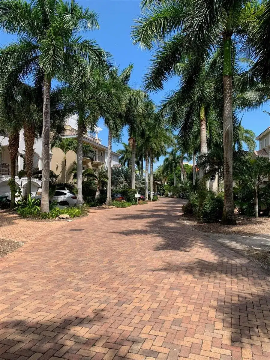5863 Paradise Point Dr, Palmetto Bay FL 33157 photo 4