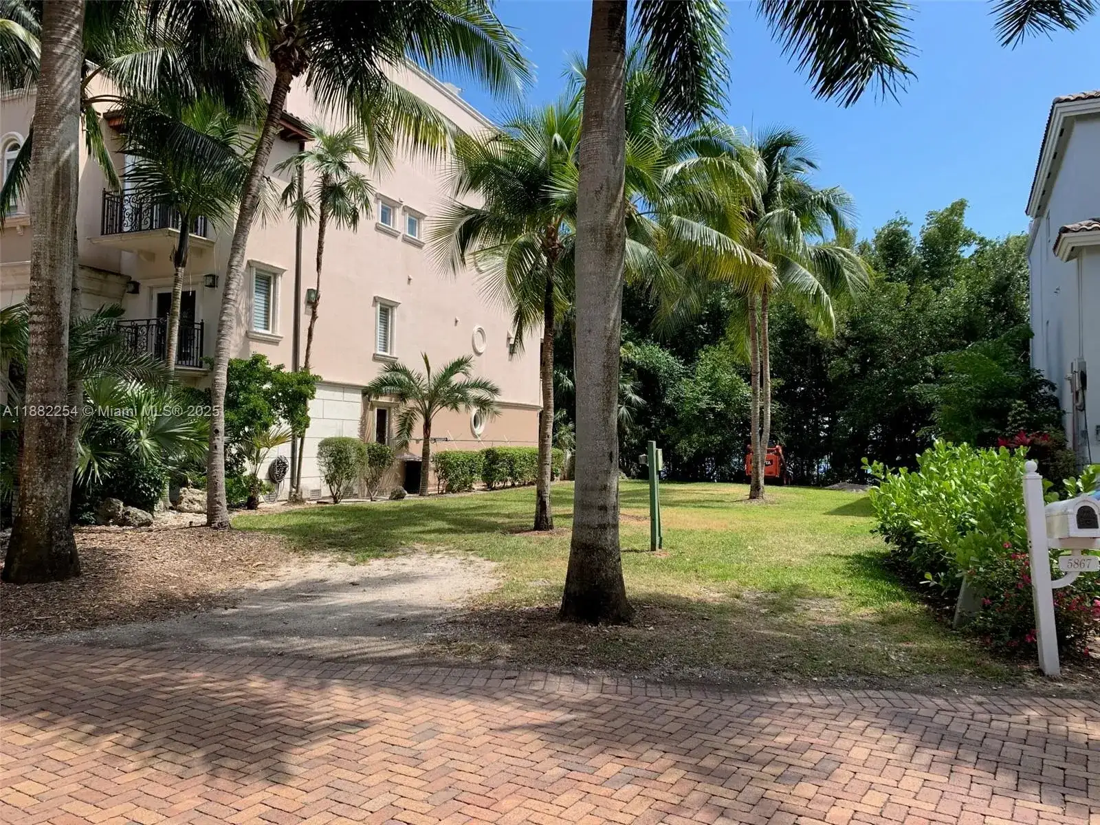 5863 Paradise Point Dr, Palmetto Bay FL 33157 photo 5