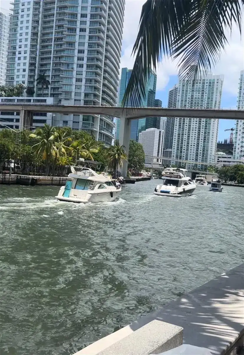 185 SW 7 ST # 1802, Miami FL 33130 photo 2