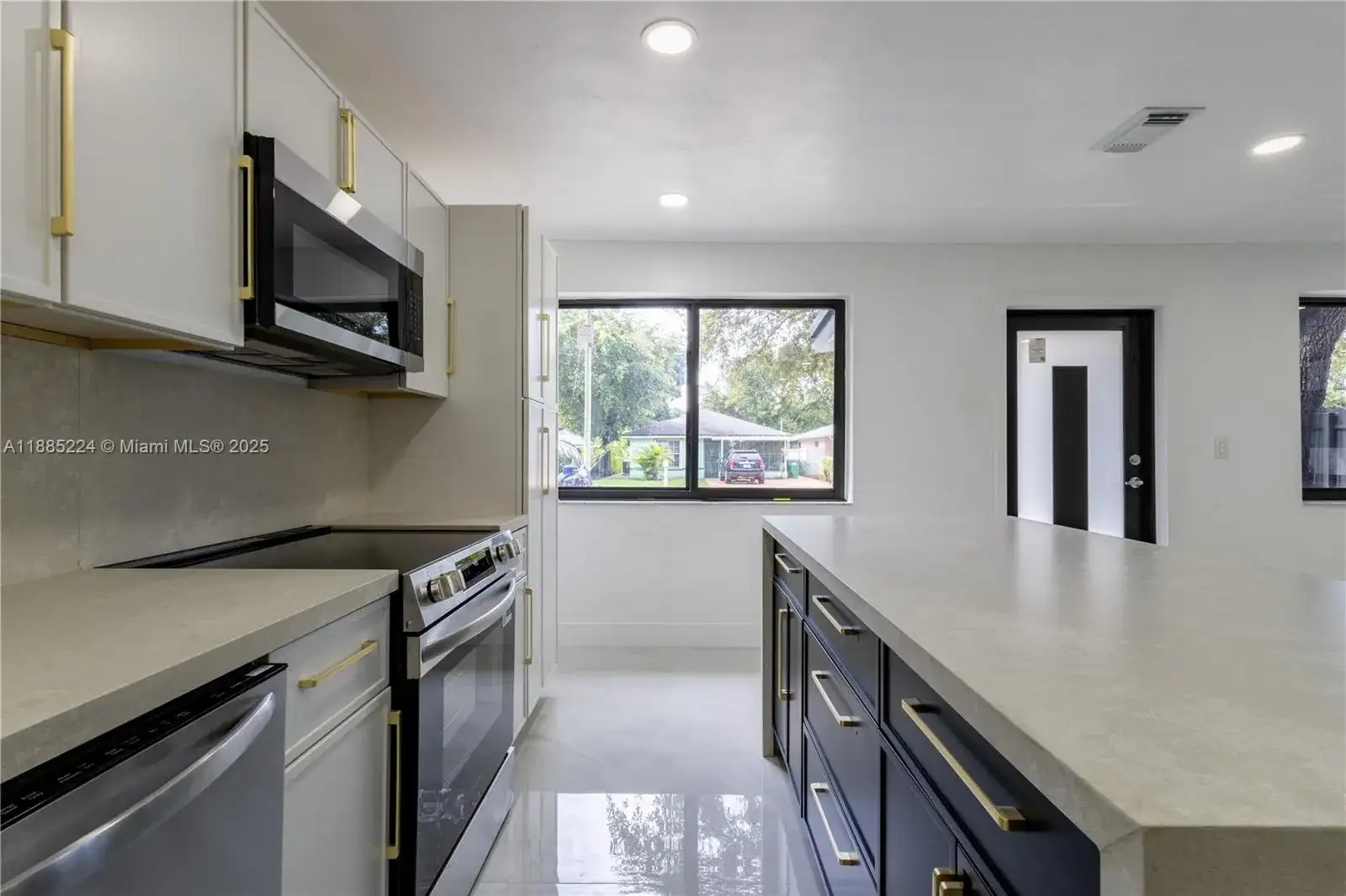 1781 NW 94th St, Miami FL 33147 photo 3