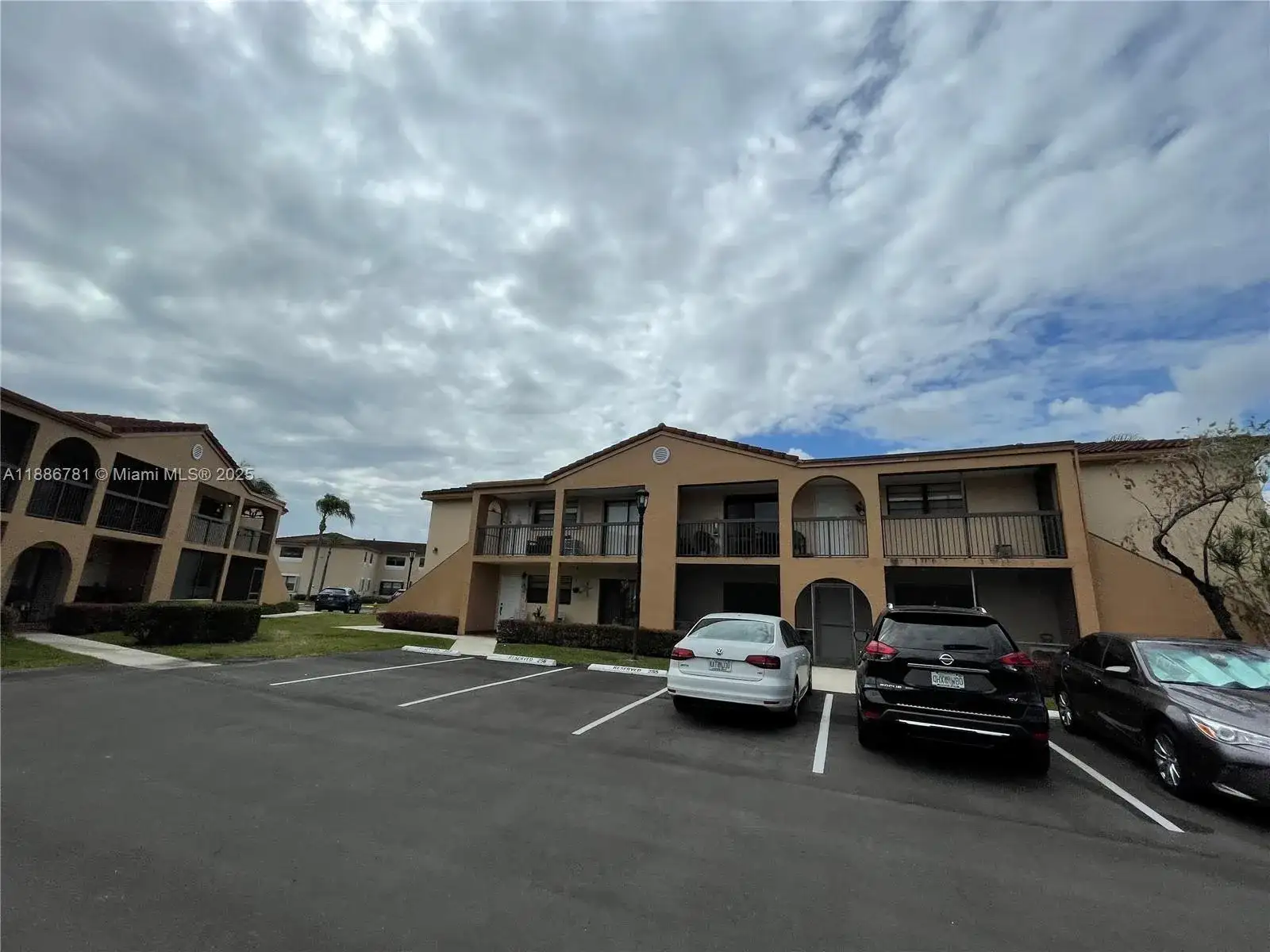 18216 Mediterranean Blvd # 19, Hialeah FL 33015 photo 3