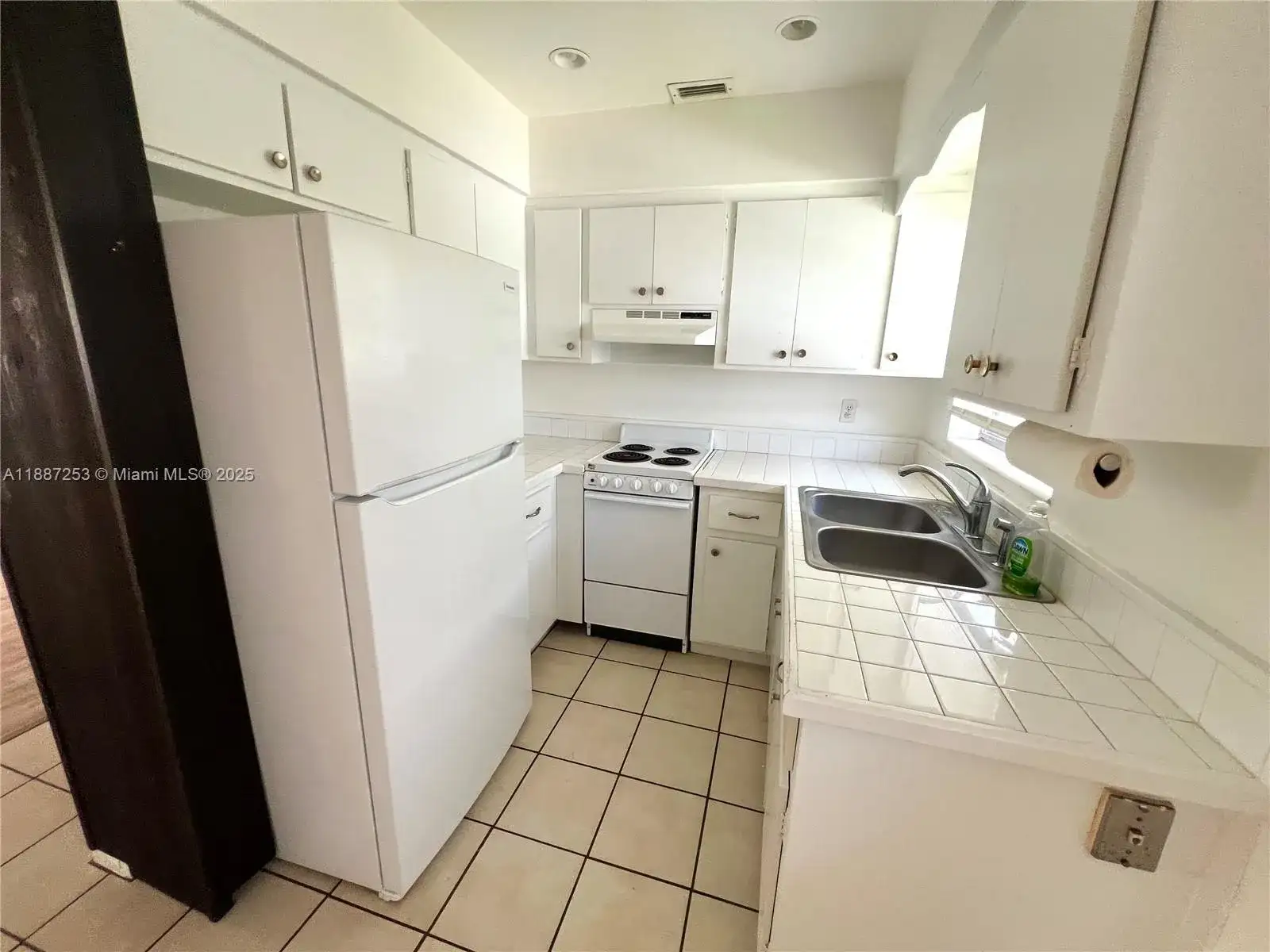 281 NE 40th St # 7, Oakland Park FL 33334 photo 4