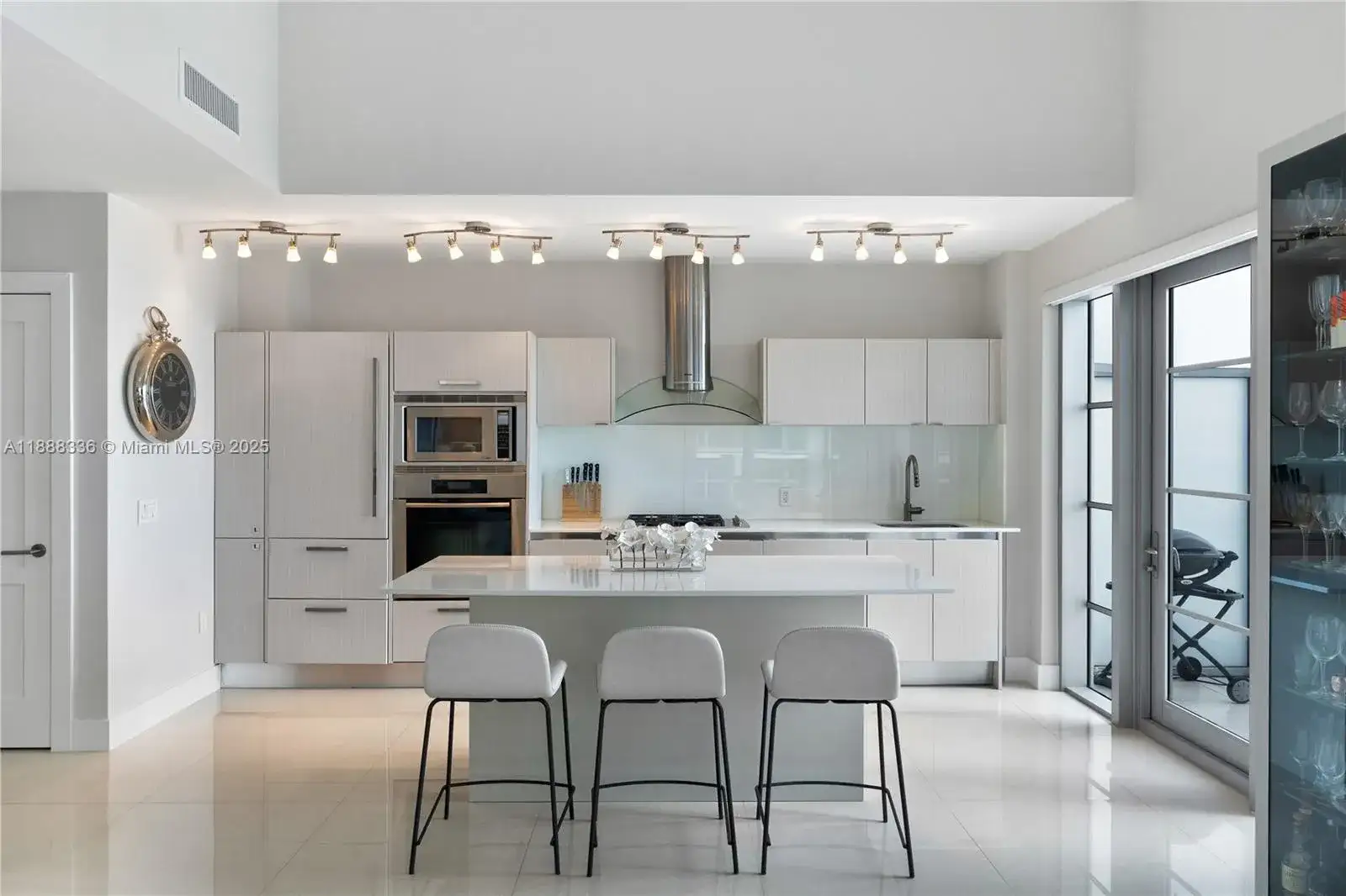 3739 Collins Ave # 605, Miami Beach FL 33140 photo 4