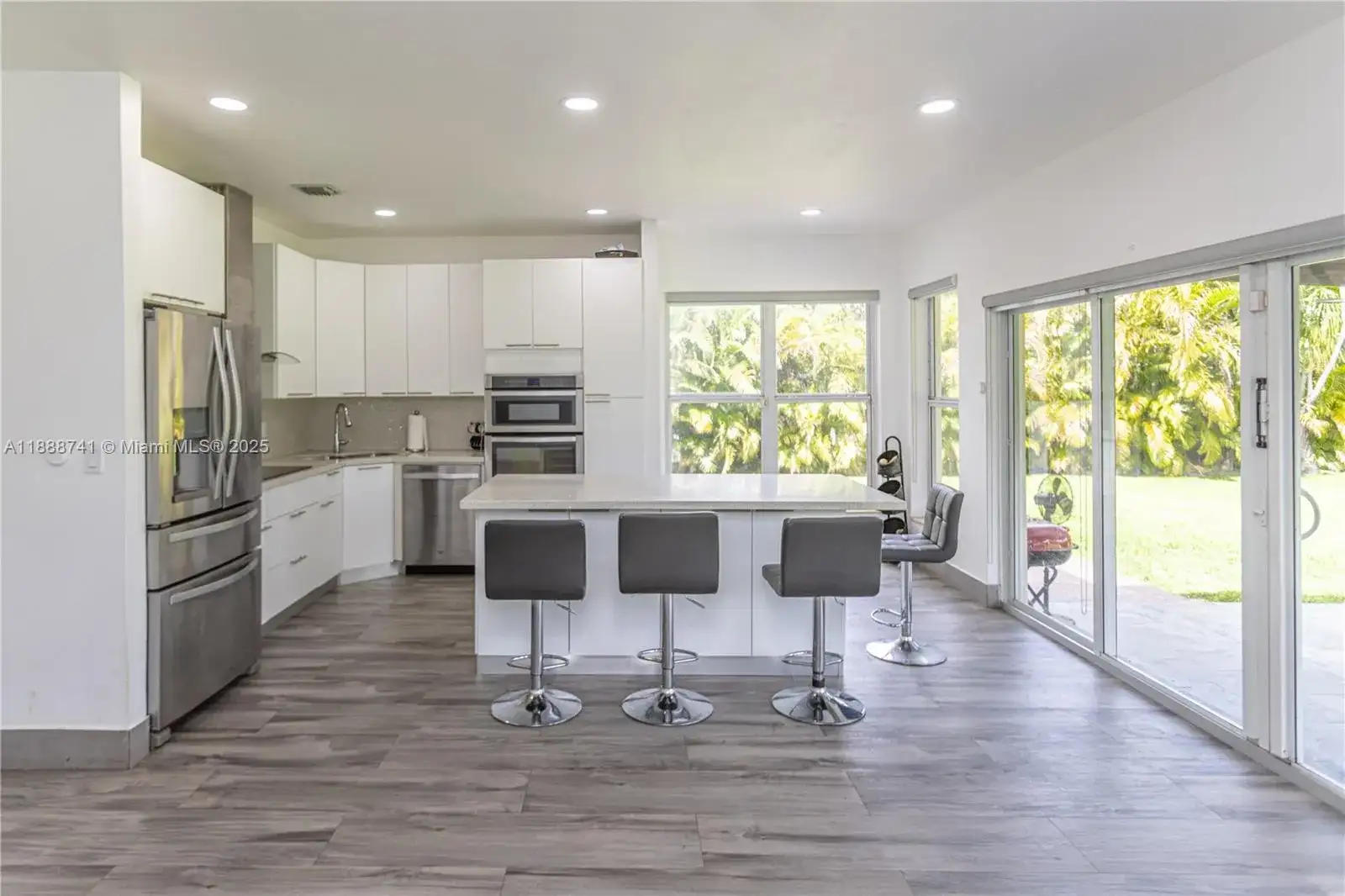 507 Hunting Lodge Dr, Miami Springs FL 33166 photo 2