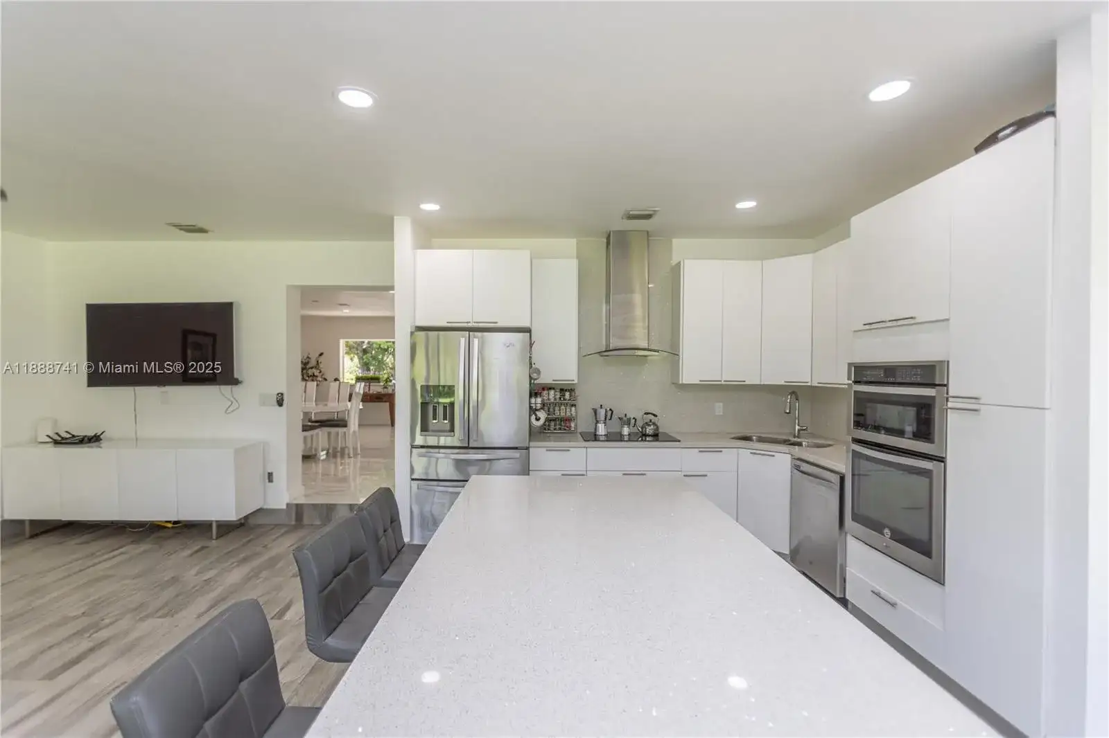 507 Hunting Lodge Dr, Miami Springs FL 33166 photo 4