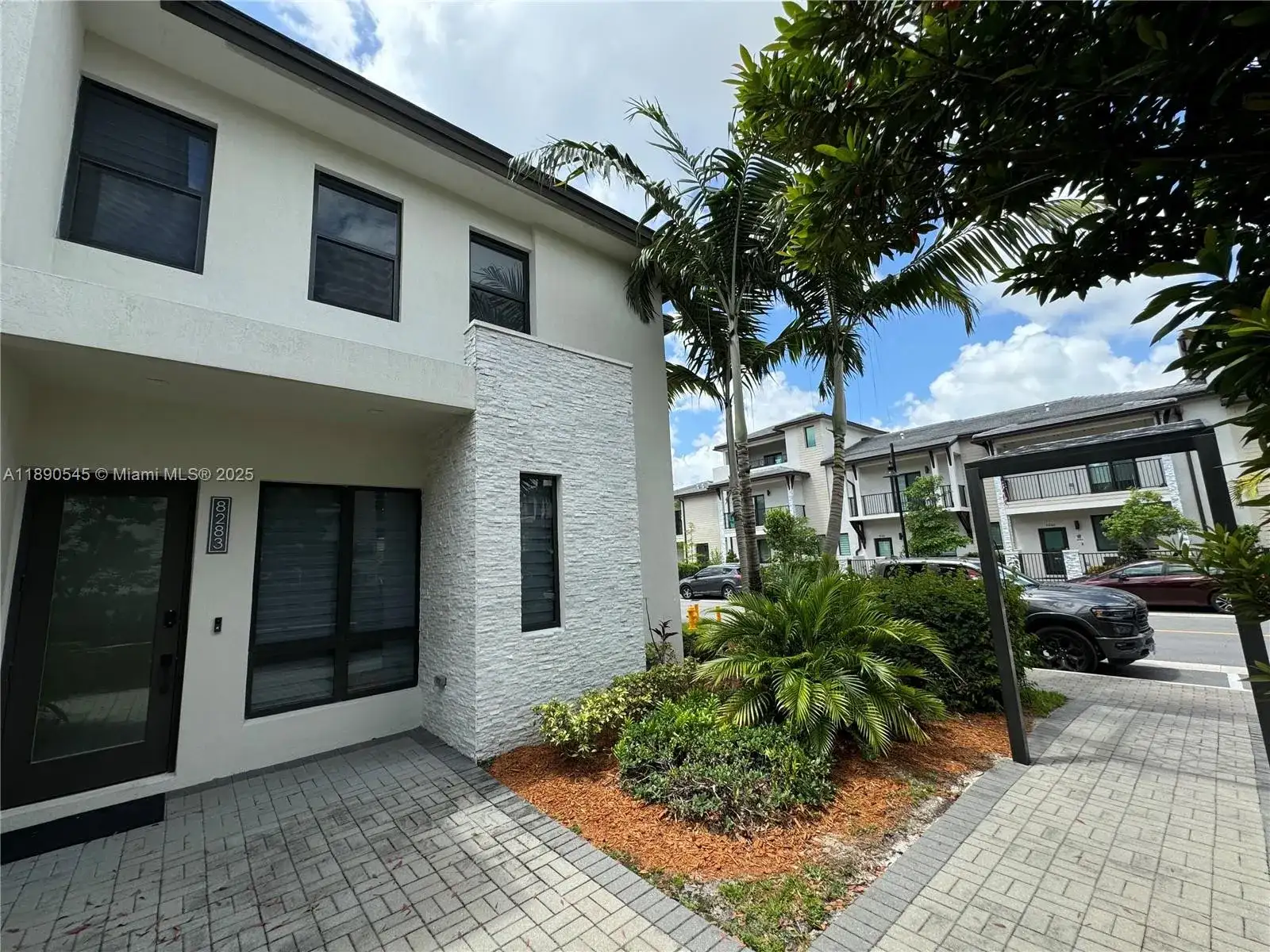 8283 NW 47th Ln, Doral FL 33166 photo 2