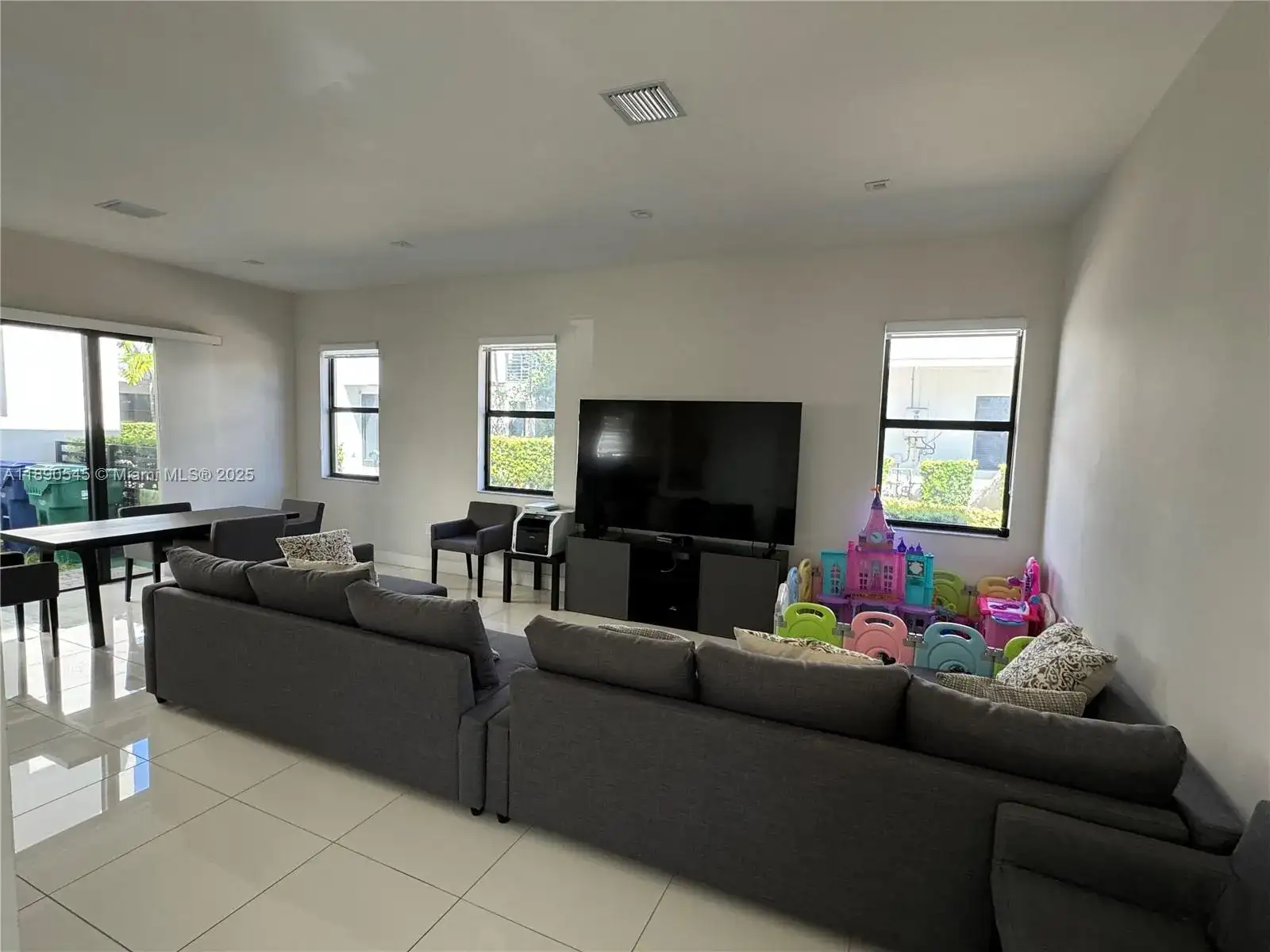 8283 NW 47th Ln, Doral FL 33166 photo 3