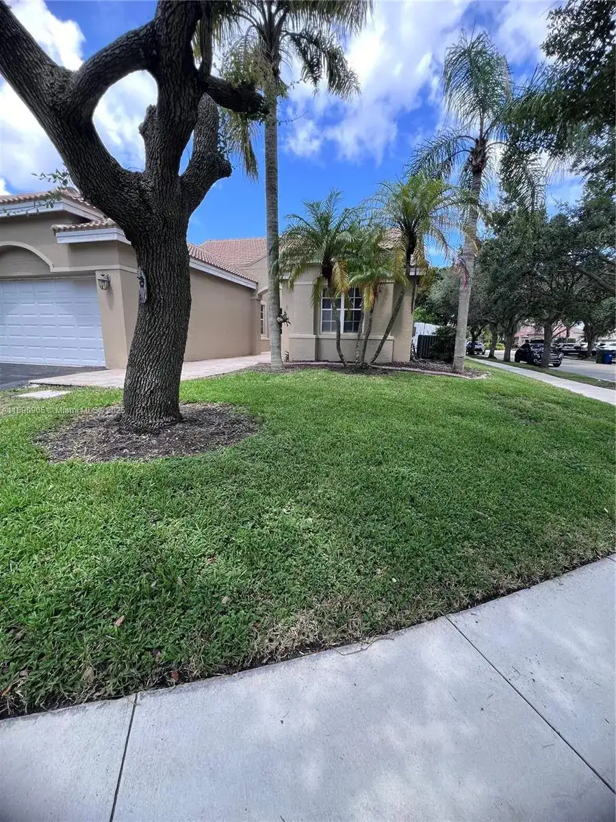 1371 Bayview Cir, Weston FL 33326 photo 3