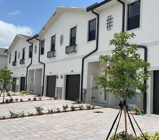 606 SW 12th St, Florida City FL 33034 photo 2