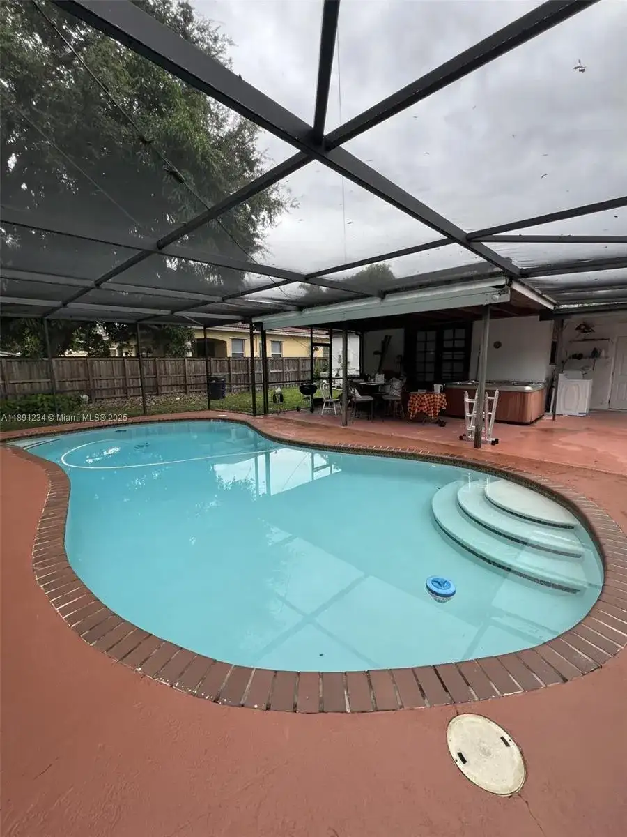 61 Truxton Dr, Miami Springs FL 33166 photo 2