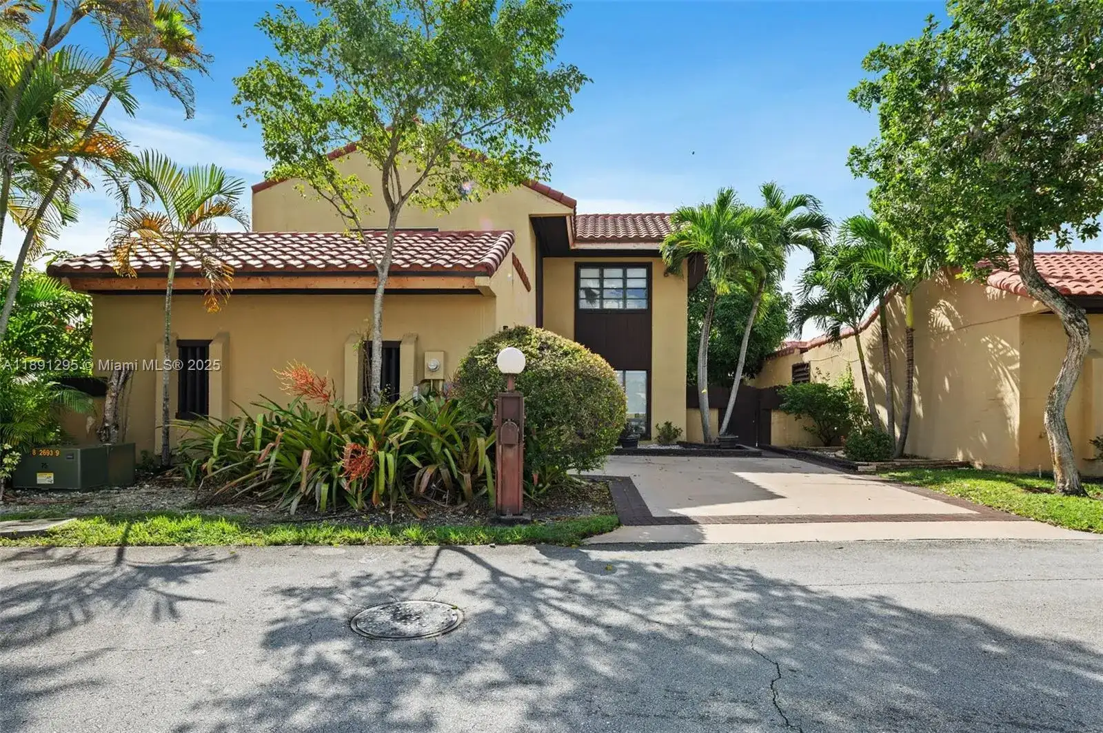 1010 NE 204th Ter, Miami FL 33179 photo 4