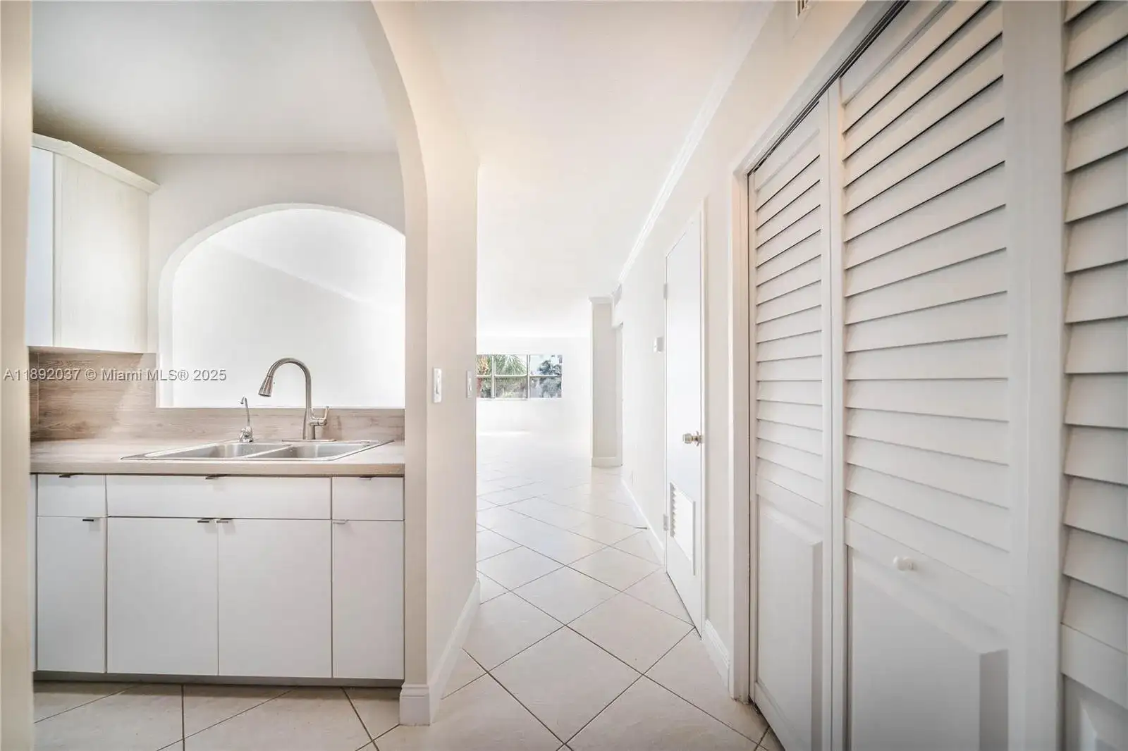 2555 NE 11th St # 310, Fort Lauderdale FL 33304 photo 4