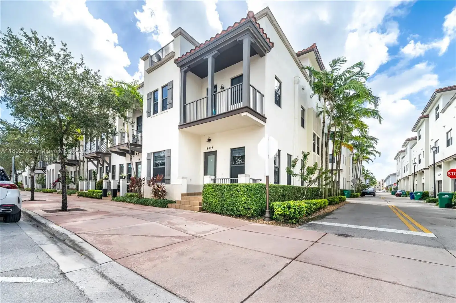 8478 NW 52nd St, Doral FL 33166 photo 2