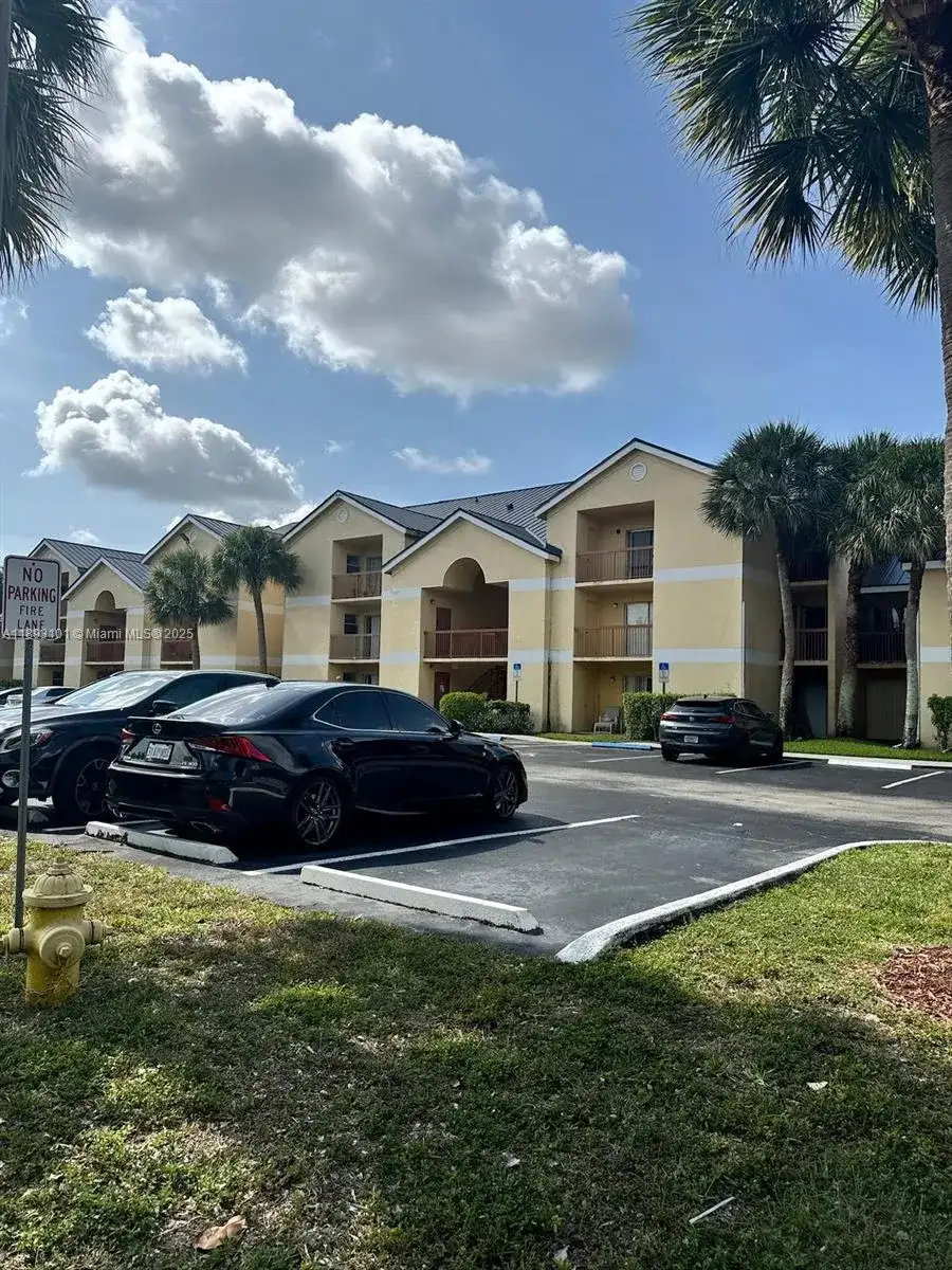 7610 Westwood Dr # 122, Tamarac FL 33321 photo 2