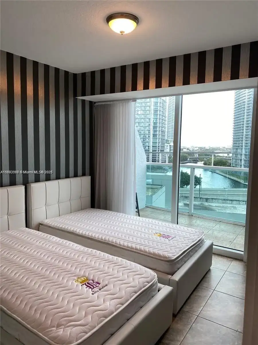 41 SE 5th St # 717, Miami FL 33131 photo 4