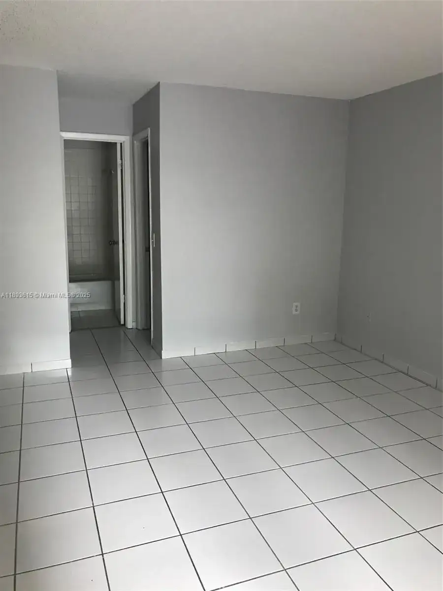 9810 Hammocks Blvd # 202, Miami FL 33196 photo 4
