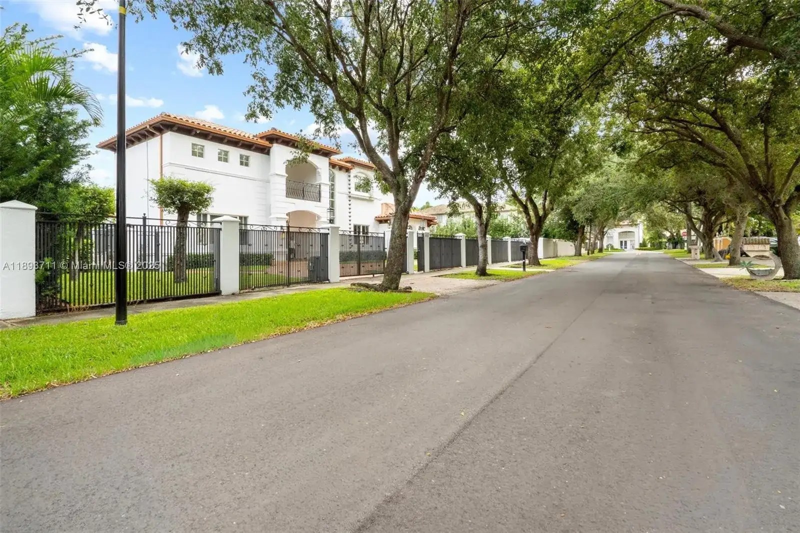 16763 NW 77th Path, Miami Lakes FL 33016 photo 2