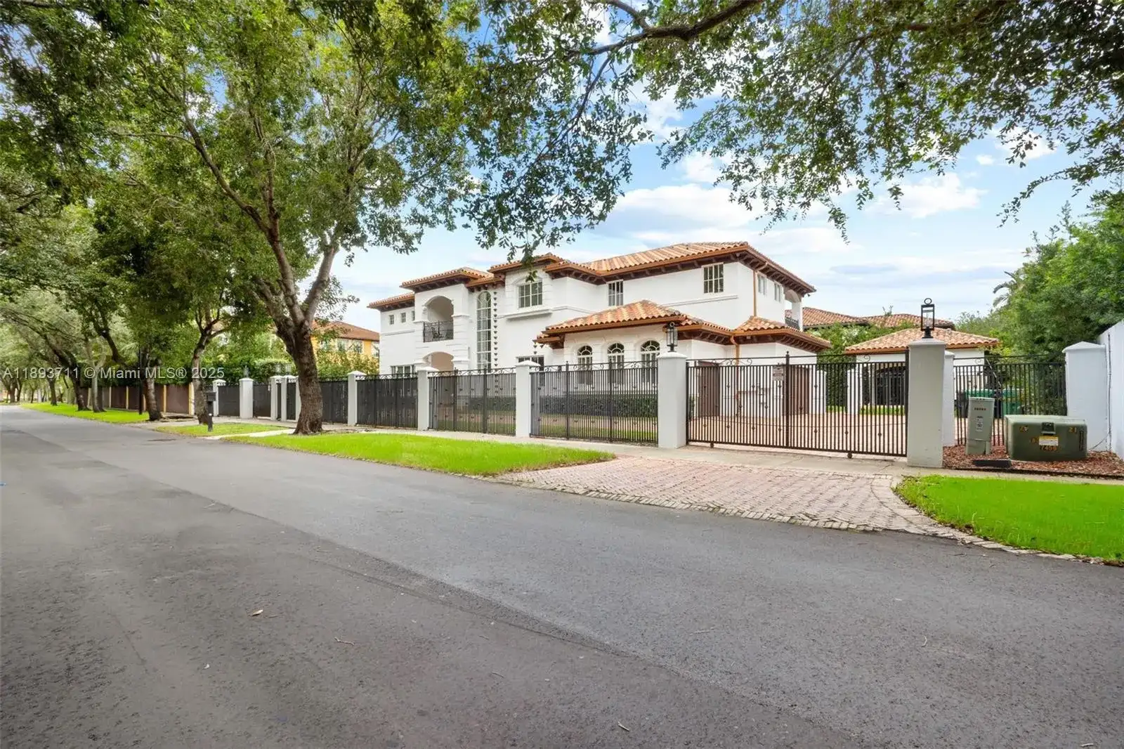 16763 NW 77th Path, Miami Lakes FL 33016 photo 3