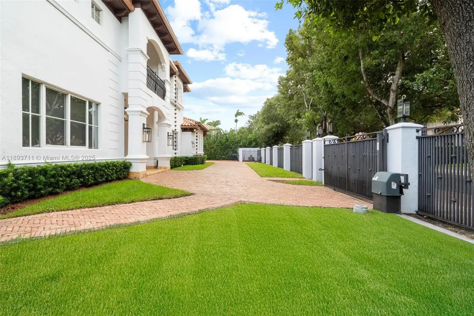 16763 NW 77th Path, Miami Lakes FL 33016 photo 4